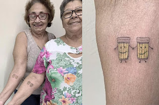 Ancianas se hacen tatuajes de vasos de cerveza para celebrar 30 años de amistad