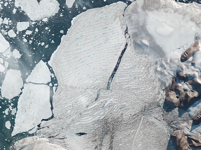 Ice cracks seen from space