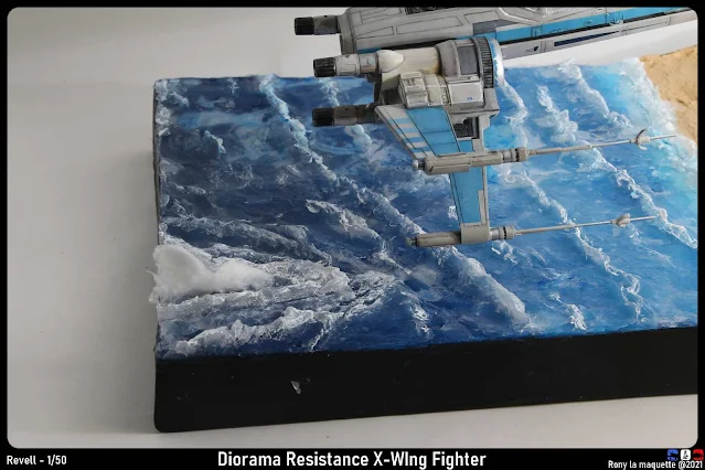 Réalisation des vagues du diorama avec un X-Wing.