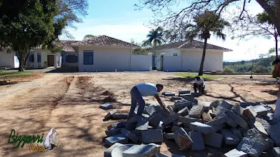 Bizzarri, da Bizzarri Pedras, escolhendo pedra de granito do tipo folheta para a execução das guias de pedra com o calçamento de pedra, as escadas de pedra em sede da fazenda em Atibaia-SP.