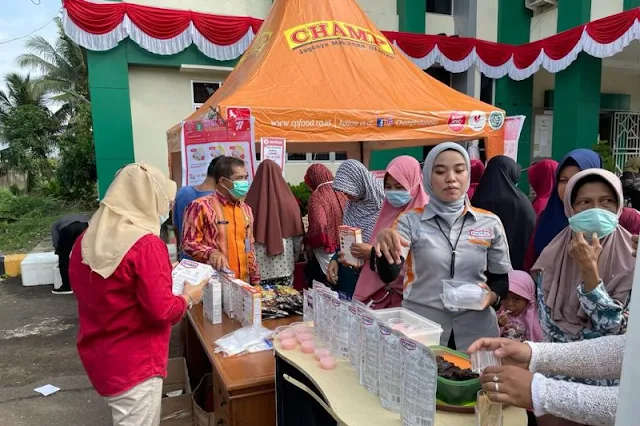 Warga berbelanja di pasar murah yang digelar di Kecamatan Pontianak Selatan.