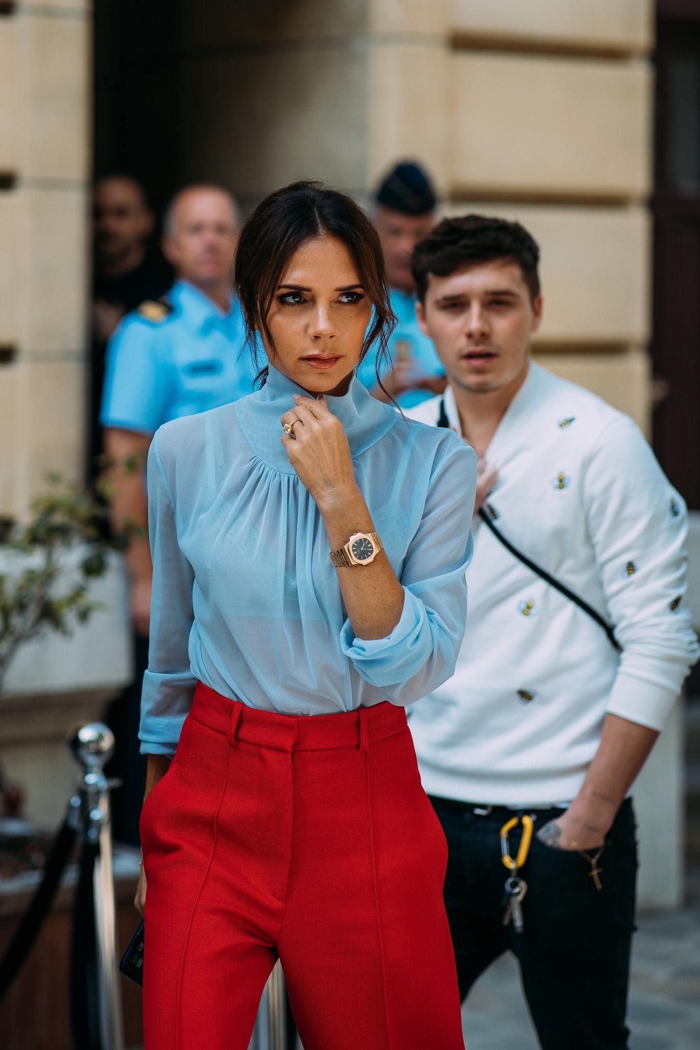 O vermelho  é uma cor muito popular principalmente quando são roupas, pois a cor é bastante ousada e brilhante e chama muito atenção. A cor é poderosa muitas vezes parece ser um desafio usá-la, por isso se você gosta dessa cor é bom ter cuidado na hora de compor o look.