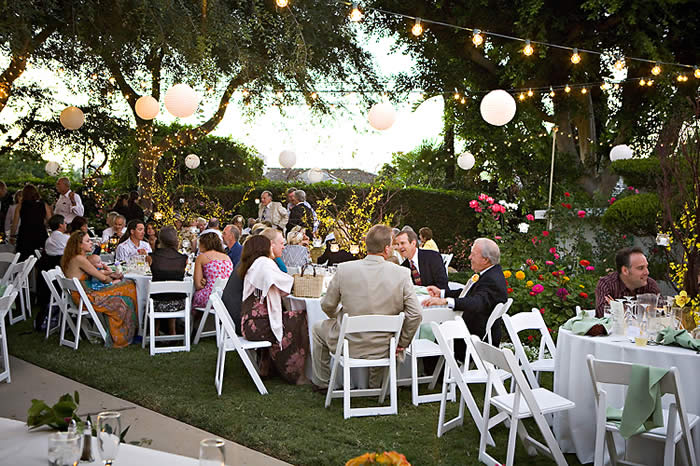 These backyard wedding decorations look cool and romantic