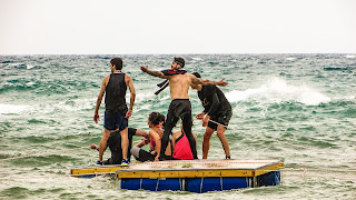 Equipo compitiendo en balsa