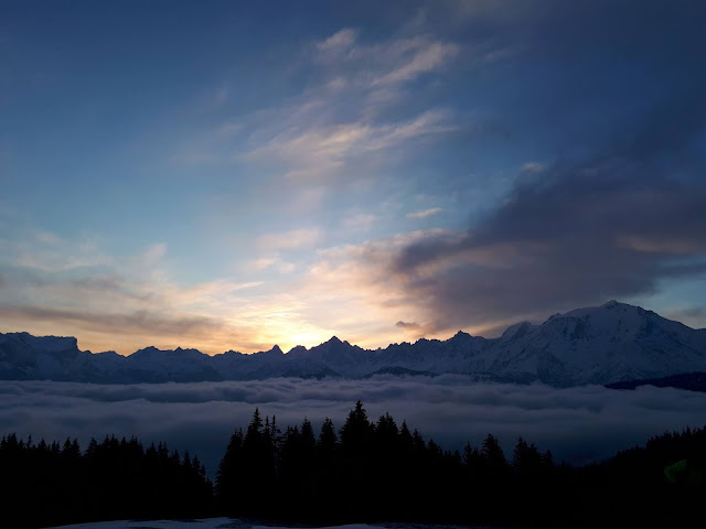lever de soleil sur le massif du Mont-Blanc, depuis Combloux, au printemps