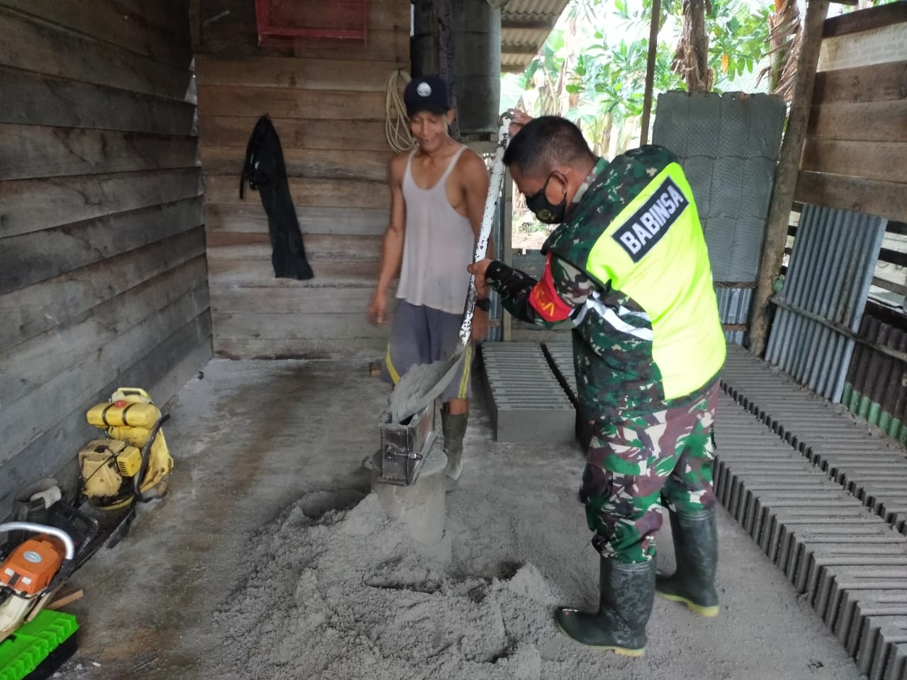 Babinsa Joni Adriyan Lakukan Komsos Dengan Pengrajin Batu Batako