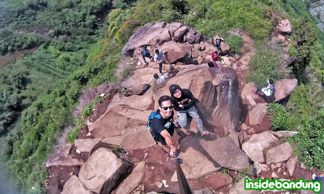 selfie di ujung batu tebing keraton