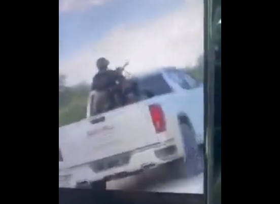 Video: Convoy de Sicarios del Cártel del Noreste  se enfrentan contra La Guardia Civil en Linares, Nuevo León "en corto al 11 al 11, enfrentamiento, enfrentamiento"