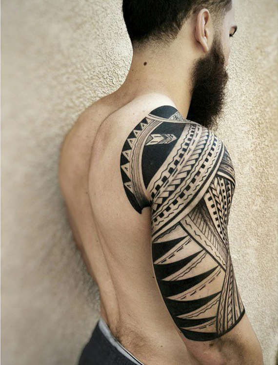 Meia manga tatuagem tribal para homens