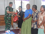 Dandim 1604/Kupang Serahkan Bantuan Sembako untuk Korban Banjir Rob