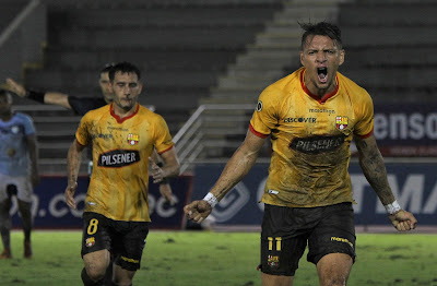 Carlos Garcés celebra el primer gol oficial que convierte con Barcelona.