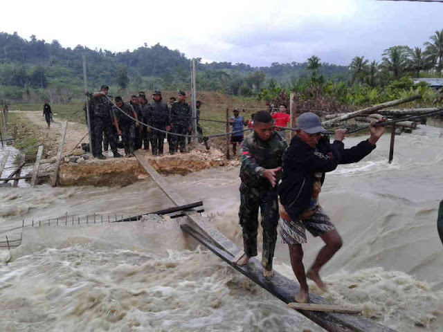 Prajurit Yonif 751 Selamatkan Sepasang Lansia Terkepung Banjir di Muara Tami