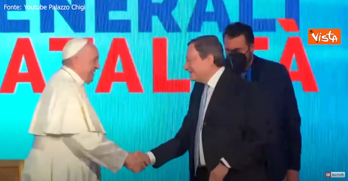 La stretta di mano tra Draghi e Papa Francesco