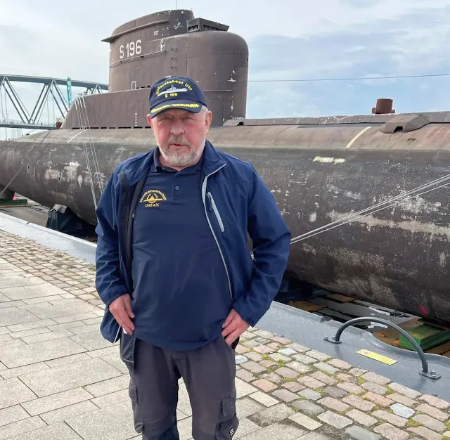 El ex comandante de submarinos Jürgen Weber delante del submarino S196 alias U17