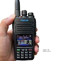 gambar tangan memegang ht dalcom dl 9000 pro berwarna hitam