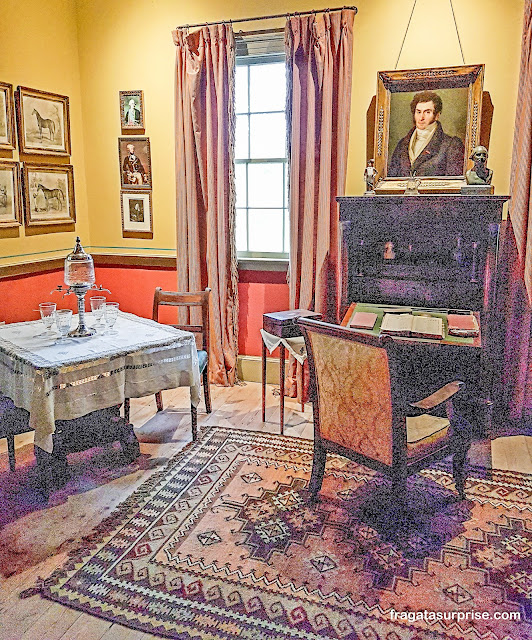 Sala de estar da Laura Plantation, fazenda histórica da Luisiana, EUA