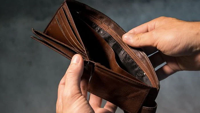 These things are strictly forbidden to keep in a purse: the money won't be there