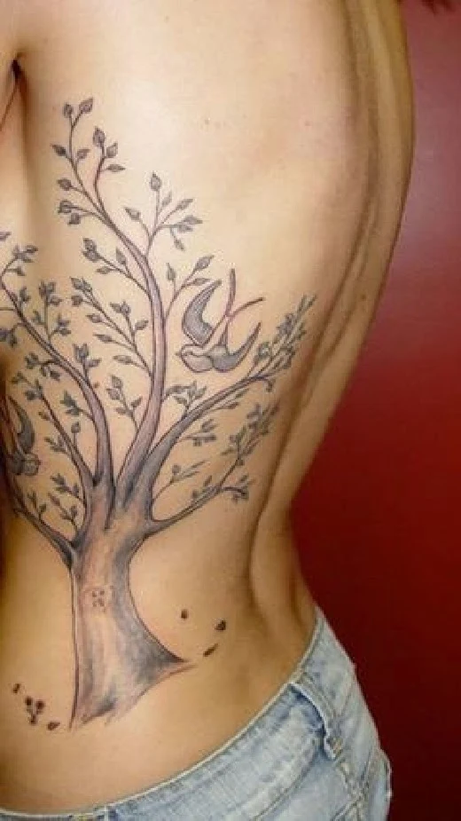 vemos a una chica que lleva el tatuaje de un arbol