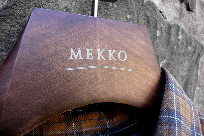 pánské košilové ramínko z bukového dřeva MEKKO