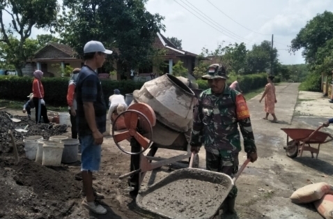 PERLANCAR RODA EKONOMI, BABINSA BANTU WARGA NGECOR JALAN DI REJOSARI