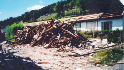 Le C.E.T. de Pont-Saint-Pierre - La démolition partielle, qui laissera place à la piscine certains bâtiments étant conservés pour des activités sportives.