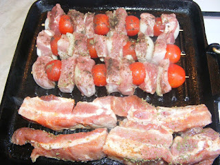 Frigarui si coaste de porc la grill retete de mancare,