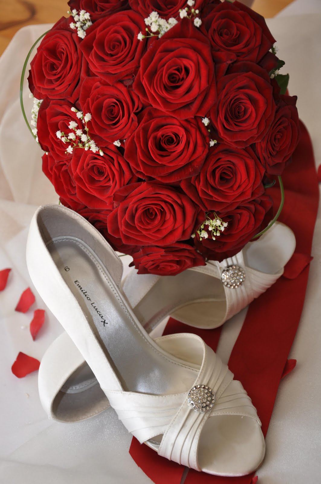 beautiful red wedding cakes The Bridesmaids all had complementary posies in pure akito roses 