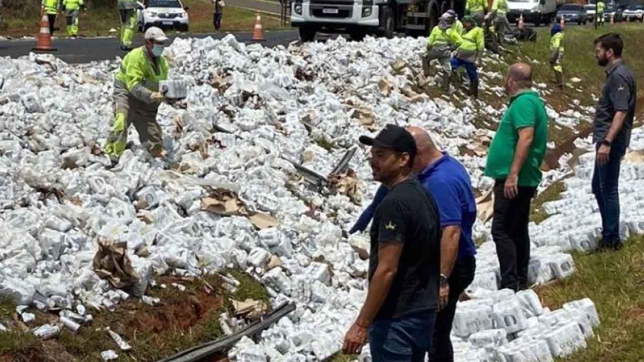 Carga de cerveja cai de caminhão e interdita rodovia em Piracicaba