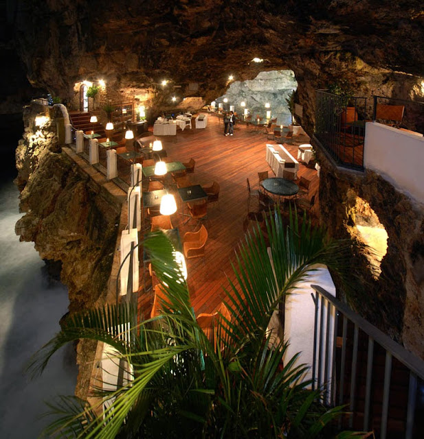 restaurante dentro de cueva Grotta Palazzese italia