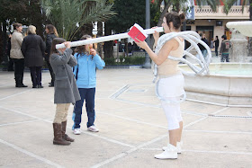 Poesía por un tubo, ciudad, Elche, Nosomostanraros, festival de poesía, Colectivo Elefante Rosa, El Escorxador, performance