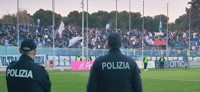 Fumogeni in campo, 17 daspo per il match Andria-Avellino