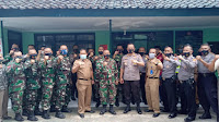 Dalam rangka HUT TNI ke 75 kapolsek dan Camat Malangbong Jambangi Danramil sambil membawa tumpeng