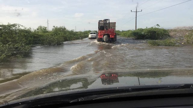 Aguas del rió yaque del norte pasan por encima de la carretera Manolo Tavares justo que comunica Montecristi con Dajabón