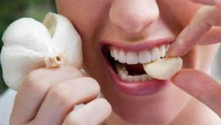 cara mengobati sakit gigi berlubang dengan bawah putih