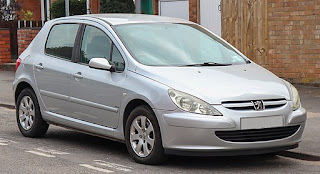 Une Peugeot 307 grise