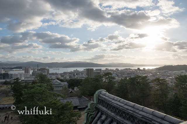松江城最上階から見える城下町と湖