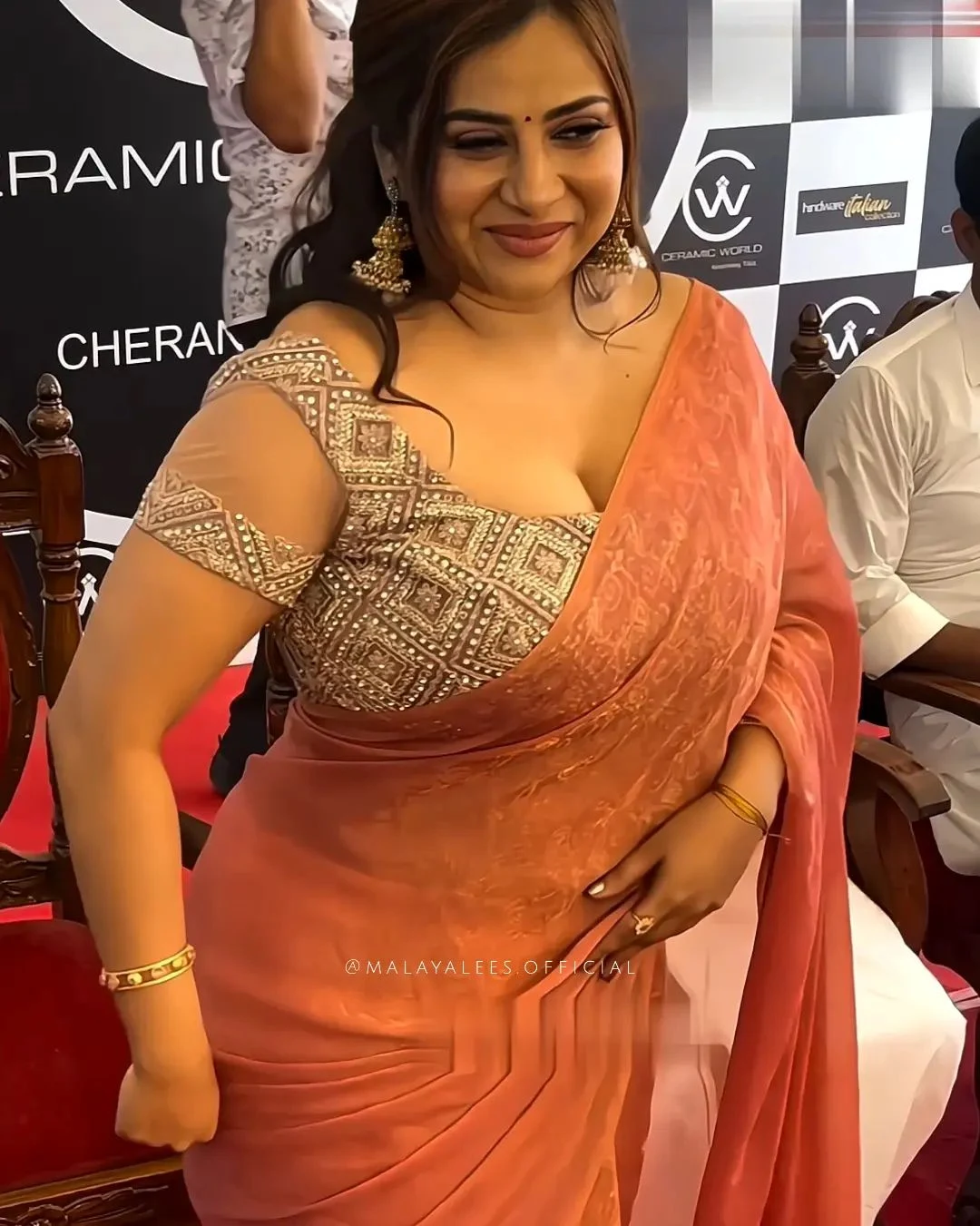 Malayalam actress Anna Rajan hot cleavage photos in saree