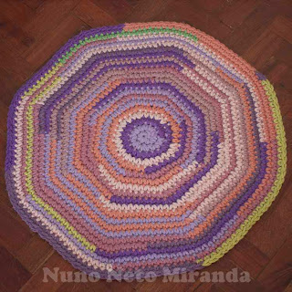 alt="crochet rug, tapestry yarn, tapete em crochet, lãs para tapeçaria"