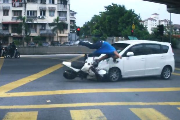 Langgar Lampu Isyarat, Penunggang Motorsikal Dirempuh Kereta