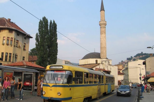 SMIJATI SE ILI PLAKATI Sarajevo: Žene se potukle u tramvaju zbog vjere, putnici navijali (VIDEO) 