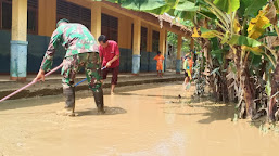  Pasca-banjir, Yonif PR 305 Kostrad Bantu Bersihkan Sekolah dan Rumah Warga dari Lumpur 