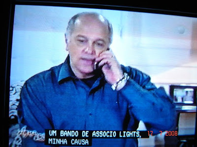 Imagem fotografada de cena da novela Água na Boca, da Rede Bandeirantes, onde aparece o ator Jaime Periardi, capítulo exibido em 17/07/2008 - detalhe das closed captions - onde seria 'socialite' ficou transcrito como 'associo lights