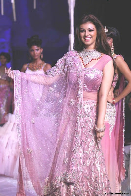 Ayesha Taki on the ramp to the India International Jewelry weeks