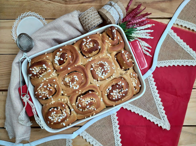 Receta de rollos de canela rellenos de crema de turrón de Jijona cinnamon rolls desayuno merienda postre azúcar almendra masa levadura horno Cuca queso crema relleno