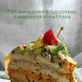 Tort kanapkowy z tuńczykiem i suszonymi pomidorami