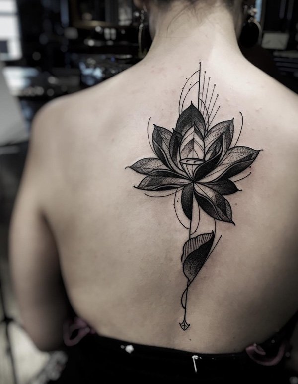 Um estilo abstrato lotus tatuagem para mais um design único. Uma flor de lótus tem significados diferentes, dependendo de sua cor, mas em geral, é associado com a pureza espiritual e a iluminação.