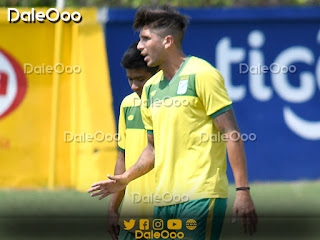 Lucas Mugni aconsejando a Rodrigo Saucedo en la práctica de Oriente Petrolero - DaleOoo