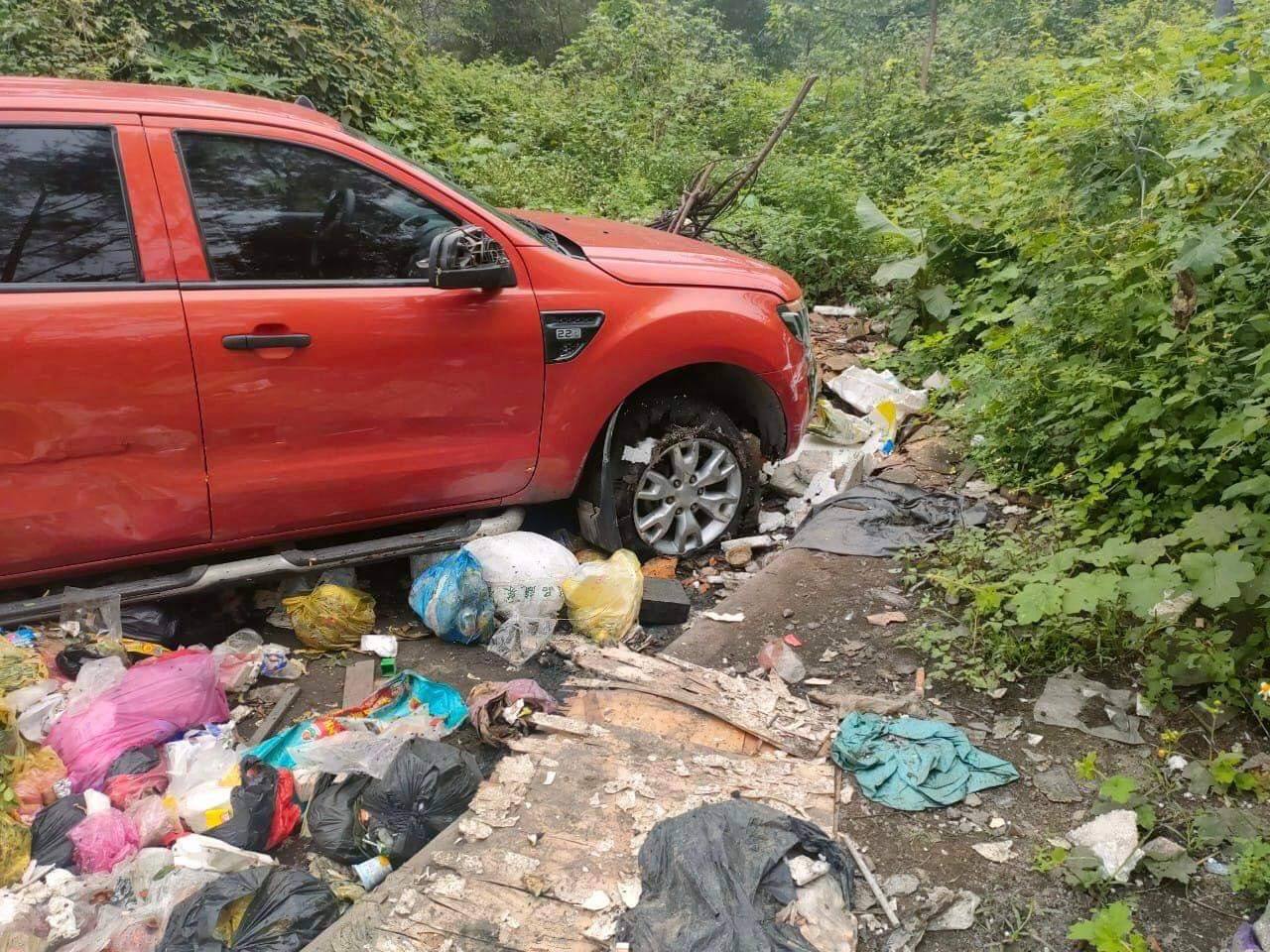 Ra bãi rác nhận xe trong tình trạng đã hỏng sau khi mang đi rửa  - Ảnh 5.