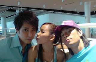 Fiona Xie poses kissing Desmond Koh