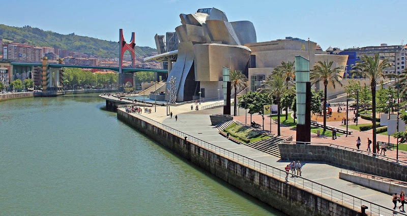 Museo Guggenheim. Junto a la rambla de la ría Nervion, en la ciudad de Bilbao